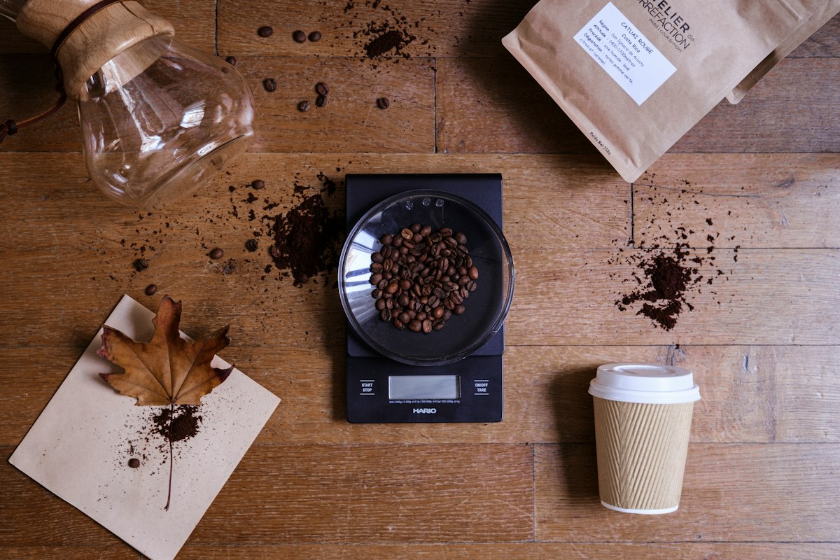 Manual pour-over brewing scale with precision display